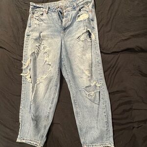 American Eagle Outfitters Light Blue Distressed relaxed mom jean sz 8 x-short